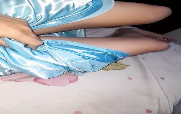 Gaun Pengiring Pengantin Satin Sutra digunakan untuk masturbasi dan cum